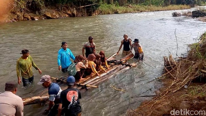 Siswa di Jember ke sekolah naik perahu karena jembatan rusak