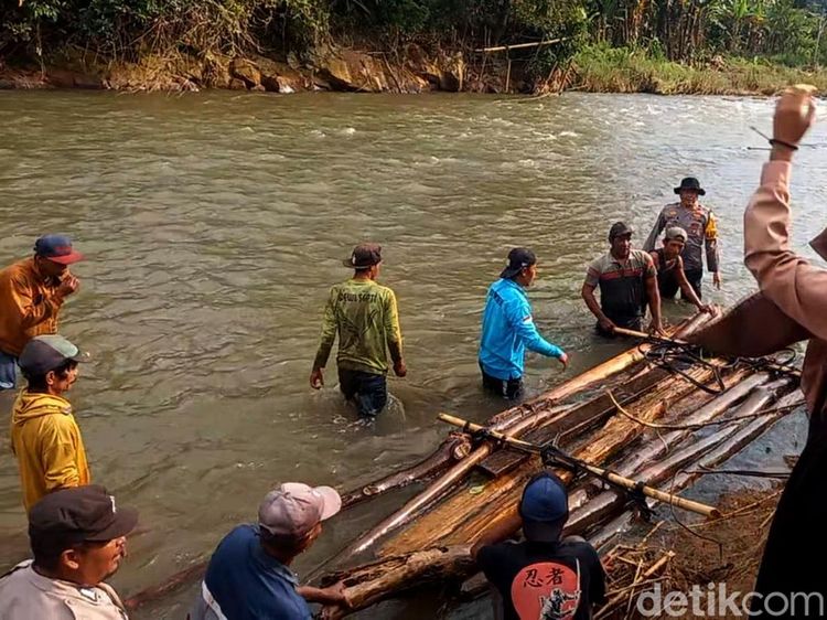 Potret Siswa di Jember Berangkat-Pulang Sekolah Naik Rakit