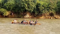 Mereka terpaksa menyeberangi sungai naik perahu dan rakit.