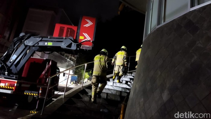 Situasi proses pendinginan kebakaran Glodok Plaza, Kamis (16/1/2025) malam.