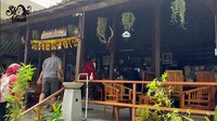 Di rumah makannya dihias dengan foto-foto Nunung dari masa ke masa. Nunung juga kerap kali hadir di restoran untuk ikut melayani pelanggan. Foto: YouTube Showimah