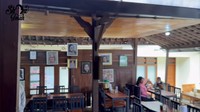Rumah makannya bergaya rumah Jawa, gaya bangunannya didominasi dengan kayu klasik. Suasananya mengingatkan dapur di rumah nenek. Foto: YouTube Showimah