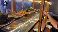 Rumah makan yang dicarikan tempat oleh Raffi Ahmad ini menawarkan menu masakan rumahan. Mulai dari lauk ikan, cumi, hingga tumisan sayur. Foto: YouTube Showimah