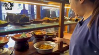Menu makanannya disajikan menggunakan wadah dari tanah liat. Kemudian ditata di etalase kaca, sehingga pengunjung bisa mudah memilihnya. Foto: YouTube Showimah