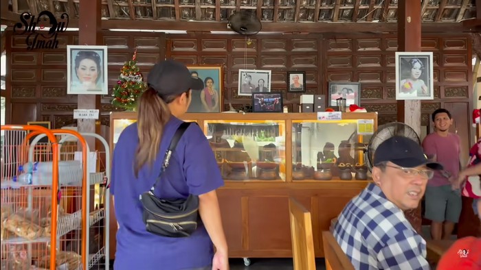Soimah makan di rumah makan Nunung Soimah makan di rumah makan Nunung