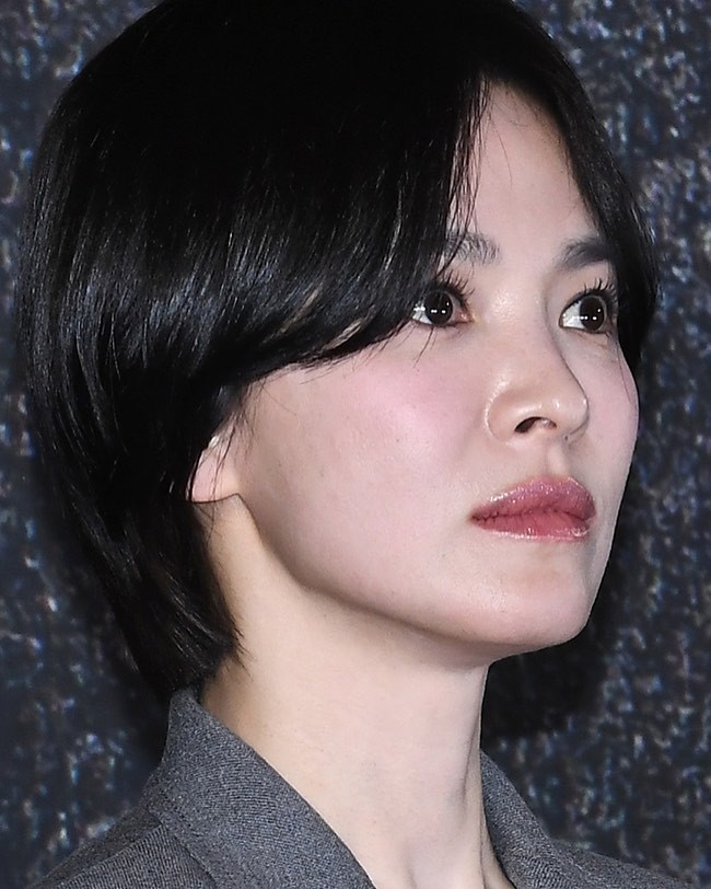 Rambut ditata dengan tekstur yang licin dan berkilau alami, menciptakan kesan modern minimalis.  Foto: Instagram/@kyo1122