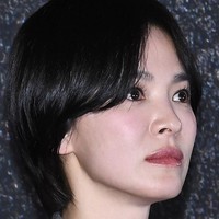 Rambut ditata dengan tekstur yang licin dan berkilau alami, menciptakan kesan modern minimalis.  Foto: Instagram/@kyo1122