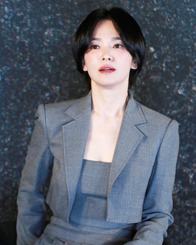 Penampilan terbaru Song Hye Kyo menuai pujian dari netizen. Wajahnya disebut seperti remaja di usianya yang sudah menginjak 43 tahun. “Kamu terlihat seperti remaja dengan gaya rambut anak sekolahan ini,” tulis salah satu pengguna Instagram. Foto: Instagram/@kyo1122