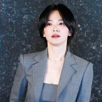 Penampilan terbaru Song Hye Kyo menuai pujian dari netizen. Wajahnya disebut seperti remaja di usianya yang sudah menginjak 43 tahun. “Kamu terlihat seperti remaja dengan gaya rambut anak sekolahan ini,” tulis salah satu pengguna Instagram. Foto: Instagram/@kyo1122