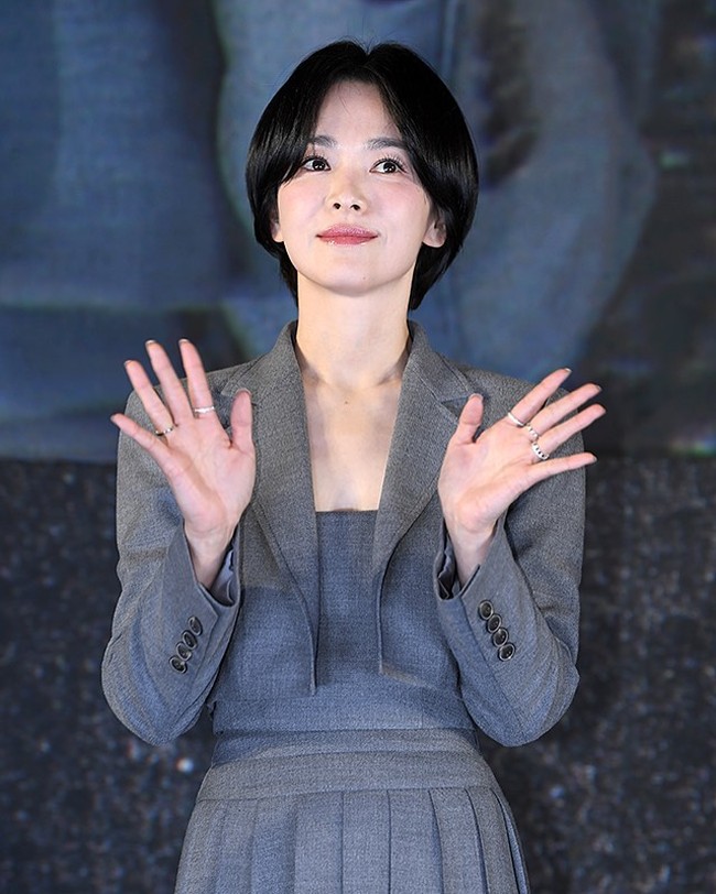 Di balik blazer terlihat dalaman bustier warna senada.  Warna abu-abu monokrom menonjolkan kesan profesional dan serius, namun tetap stylish. Foto: Instagram/@kyo1122