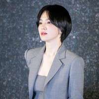 Poninya dibelah tengah, membentuk curtain bangs. Gaya ini membingkai wajah dengan lembut dan menonjolkan fitur wajahnya, terutama tulang pipi dan rahang.  Foto: Instagram/@kyo1122