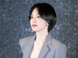 Video Perankan Biarawati di Dark Nuns, Song Hye Kyo Rajin Latihan Doa-doa