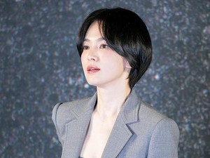 Video Perankan Biarawati di Dark Nuns, Song Hye Kyo Rajin Latihan Doa-doa