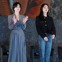 Mantan istri aktor Song Joong Ki ini mengenakan setelan abu-abu formal yang terdiri dari blazer berpotongan tailored dan rok lipit panjang. Foto: Instagram/@kyo1122