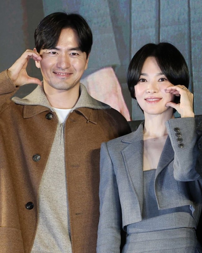 Dalam film ‘Dark Nuns’ yang akan tayang pada 24 Januari 2025, Song Hye Kyo berperan sebagai biarawati yang bertekad menyelamatkan nyawa anak laki-laki yang kerasukan roh jahat. Dia beradu akting dengan Jeon Yeo Been, Lee Jin Wook dan aktor muda Moon Woo Jin. Foto: Instagram/@kyo1122