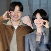 Dalam film ‘Dark Nuns’ yang akan tayang pada 24 Januari 2025, Song Hye Kyo berperan sebagai biarawati yang bertekad menyelamatkan nyawa anak laki-laki yang kerasukan roh jahat. Dia beradu akting dengan Jeon Yeo Been, Lee Jin Wook dan aktor muda Moon Woo Jin. Foto: Instagram/@kyo1122