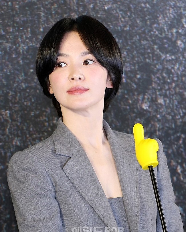 Rambut Song Hye Kyo dipotong pendek dengan panjang sebatas leher. Sedikit layer di bagian ujung rambut menciptakan tekstur halus yang memberikan dimensi pada potongan. Foto: Instagram/@kyo1122