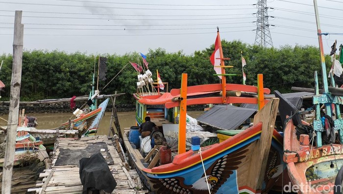 Suasana di dermaga Jalan Kerang, tempat Darma dan nelayan Desa Waruduwur menambatkan perahu