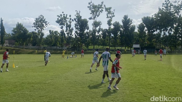 Suasana latihan PSS Sleman di Lapangan Purwobinangun, Pakem, Sleman, Kamis (16/1/2025).