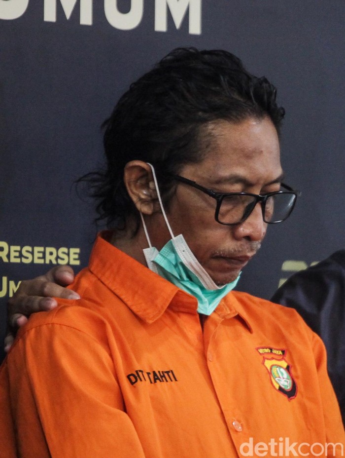 Tampang Nanang Gimbal Pembunuh Sandy Permana Nanang Irawan alias Gimbal ditetapkan sebagai tersangka kasus pembunuhan artis Sandy Permana. Nanang Gimbal kini berbaju tahanan.