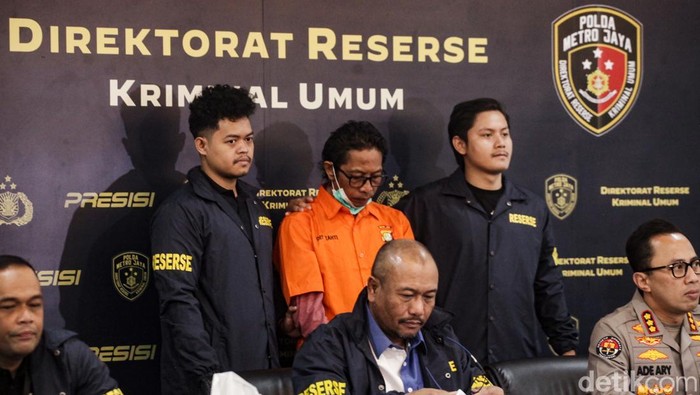 Nanang Irawan alias Gimbal ditetapkan sebagai tersangka kasus pembunuhan artis Sandy Permana. Nanang Gimbal kini berbaju tahanan.