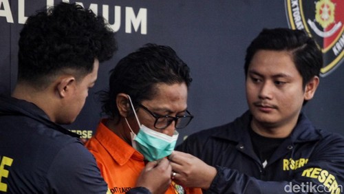 Nanang Irawan alias Gimbal ditetapkan sebagai tersangka kasus pembunuhan artis Sandy Permana. Nanang Gimbal kini berbaju tahanan.