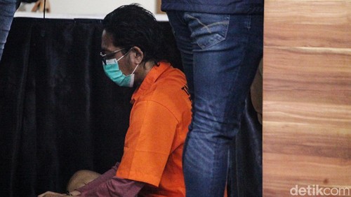 Nanang Irawan alias Gimbal ditetapkan sebagai tersangka kasus pembunuhan artis Sandy Permana. Nanang Gimbal kini berbaju tahanan.