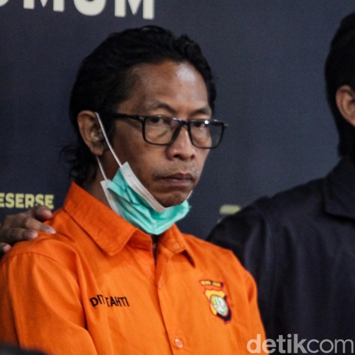 Nanang Irawan alias Gimbal ditetapkan sebagai tersangka kasus pembunuhan artis Sandy Permana. Nanang Gimbal kini berbaju tahanan.