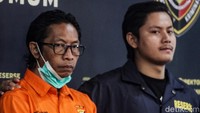 Nanang Irawan alias Gimbal ditetapkan sebagai tersangka kasus pembunuhan artis Sandy Permana dalam konferensi pers di Direktorat Reserse Kriminal Umum Polda Metro Jaya, Jakarta, Kamis (16/1/2025). Nanang memakai baju tahanan Polda Metro Jaya.