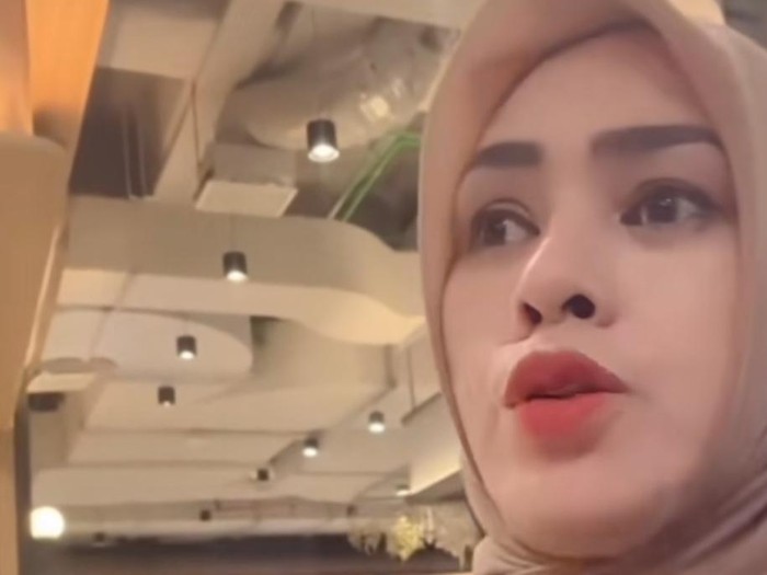 Tangkap layar Icha Atazen membawa dua anak monyet ke salah satu mal di Palembang.