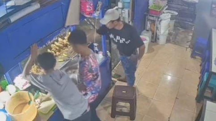 Tangkapan layar warung ayam kripsi dipalak preman.