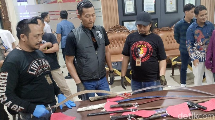 Senjata tajam yang diamankan dari dua kasus kreak di Semarang.