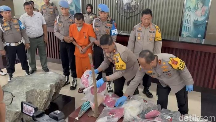 Tersangka pembunuhan dan pemerkosaan Nia Kurnia Sari di Polda Sumbar. (Jeka Kampai/detikSumut)