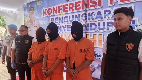 Tiga tersangka penyelundupan 29 penyu hijau dihadirkan saat press release di KPP Kurma Asih, Desa Perancak, Jembrana, Kamis (16/1/2025). (I Putu Adi Budiastrawan/detikBali)