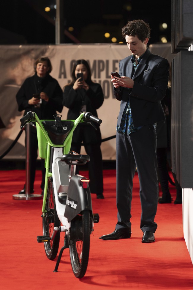 Saat tampil di acara bincang-bincang Prancis ‘Quotidien’, Timothee mengaku mengambil sepeda karena kemacetan yang membuatnya tidak mungkin tiba tepat waktu jika menggunakan mobil. Namun, ia tidak memarkirkan sepeda tersebut dengan benar, yang kemudian menyebabkan denda. (Foto: Scott A Garfitt/Invision/AP)