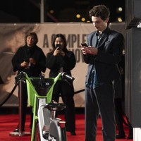 Saat tampil di acara bincang-bincang Prancis ‘Quotidien’, Timothee mengaku mengambil sepeda karena kemacetan yang membuatnya tidak mungkin tiba tepat waktu jika menggunakan mobil. Namun, ia tidak memarkirkan sepeda tersebut dengan benar, yang kemudian menyebabkan denda. (Foto: Scott A Garfitt/Invision/AP)