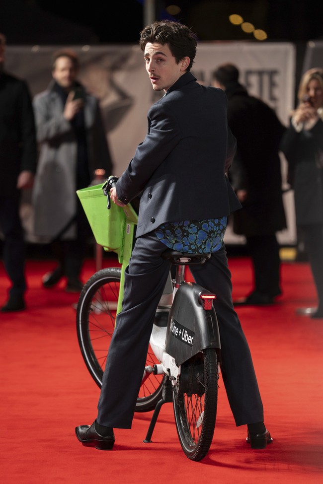 Dalam wawancara terbaru, Timothee menjelaskan alasan di balik keputusannya mengendarai sepeda ke acara tersebut. Ia juga mengungkapkan alasan dirinya didenda sekitar US$ 79 atau sekitar Rp 1,2 juta. (Foto: Scott A Garfitt/Invision/AP)