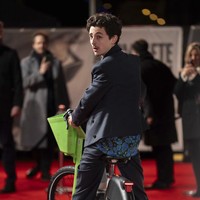 Dalam wawancara terbaru, Timothee menjelaskan alasan di balik keputusannya mengendarai sepeda ke acara tersebut. Ia juga mengungkapkan alasan dirinya didenda sekitar US$ 79 atau sekitar Rp 1,2 juta. (Foto: Scott A Garfitt/Invision/AP)