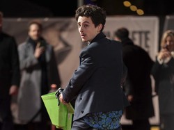 Foto: Gaya Timothee Chalemet Pakai Sepeda ke Karpet Merah, Berujung Didenda