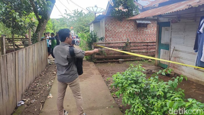 Polisi menangkap Sabarudin (31) yang membunuh istrinya, Tinik Sawitri (41). Motif dalam kasus pembunuhan ini, tersangka emosi karena tidak diberi uang oleh korban.