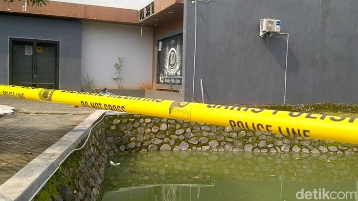 TKP tewasnya warga Pekalongan di kafe karaoke wilayah Pemalang dipasang garis polisi, Kamis (16/1/2025).
