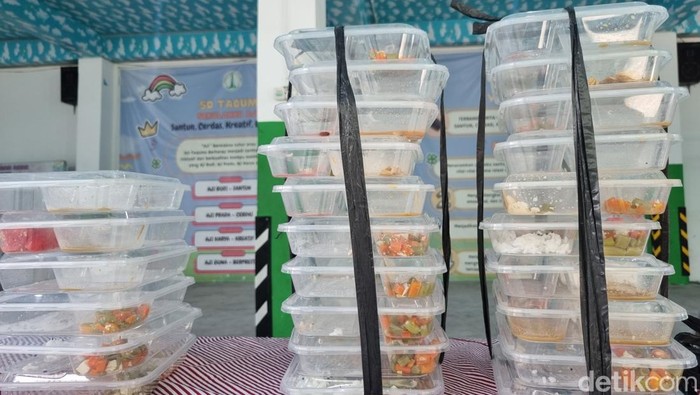 Tumpukan kotak makan dari program MBG di SD Taquma Surabaya.