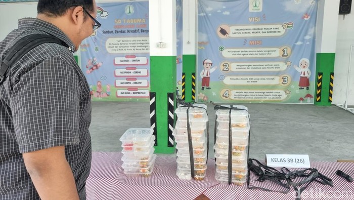 Tumpukan kotak makan dari program MBG di SD Taquma Surabaya.