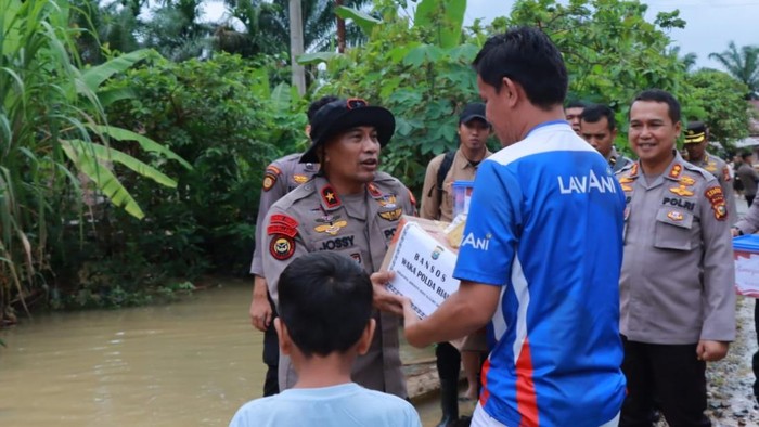 Wakalpolda Riau Brigjen Adrianto Jossy Kusumo meninjau banjir di Kampar