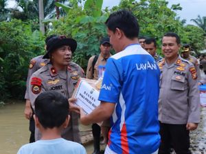 Wakapolda Riau Tinjau Banjir 3 Desa di Kampar, Ikut Salurkan Bantuan