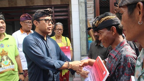 Wali Kota Denpasar, I Gusti Ngurah Jaya Negara, menyerahkan bantuan rumah layak huni pada 2024. (Dok. Pemkot Denpasar)