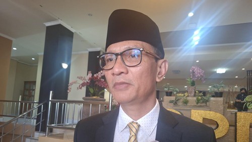 Wali Kota Mataram, Mohan Roliskana, saat diwawancarai seusai rapat paripurna di Kantor DPRD Kota Mataram, Rabu (15/1/2025). (Nathea Citra/detikBali)