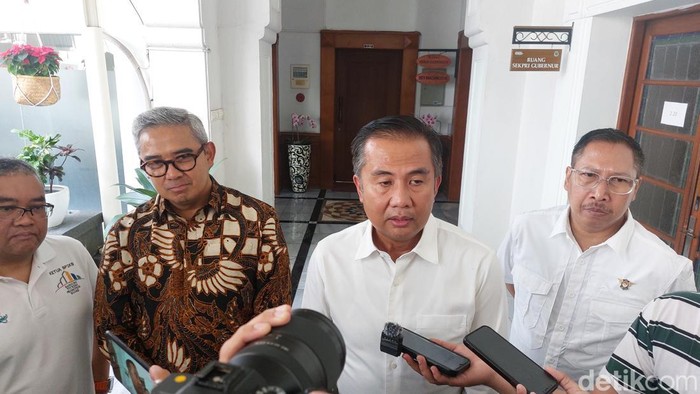 Walkot Bandung terpilih M Farhan (kiri berbatik), Pj Gubernur Jabar Bey Machmudin (tengah) dan Kepala Bapenda Jabar Dedi Taufik (kanan) di Gedung Sate