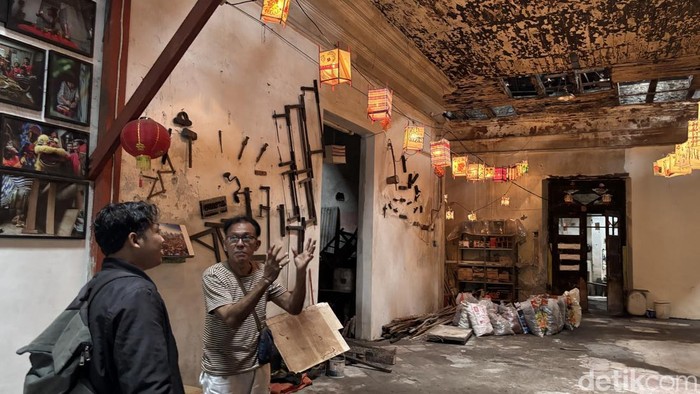 Warga Kampung Pecinan Tambak Bayan mulai hias kampung dengan lampion untuk menyambut Imlek.