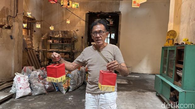 Warga Kampung Pecinan Tambak Bayan mulai hias kampung dengan lampion untuk menyambut Imlek.